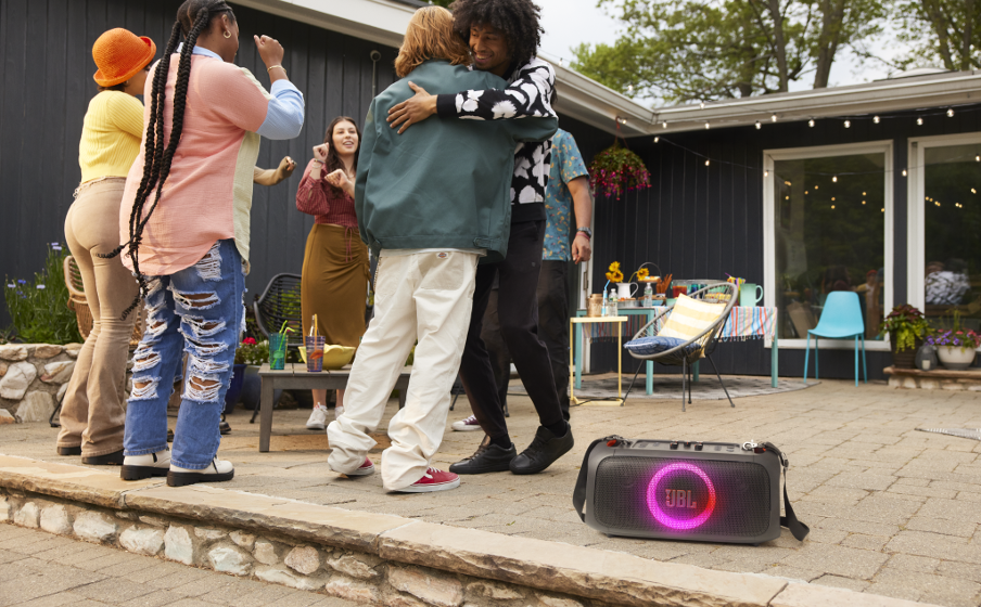 JBL PartyBox On-the-Go Essential Synched light show - Image