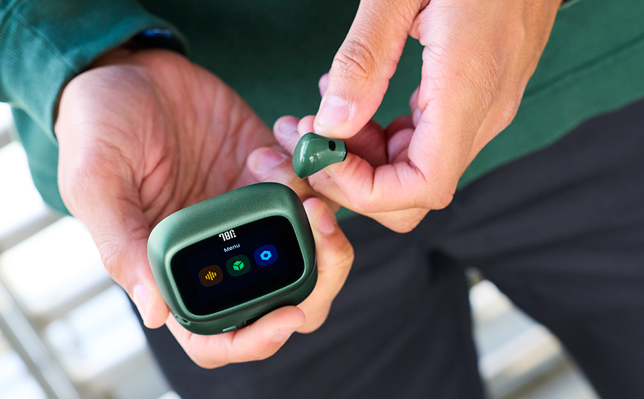 JBL Live Flex 4 Smart Charging Case™ for a seamless experience - Image