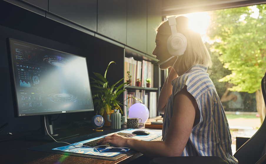 JBL Quantum 100M2 Be at the center of the game with JBL QuantumSOUND Signature - Image