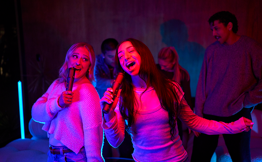 JBL EasySing Mics: Бесшовное подключение, подключи и пой – изображение