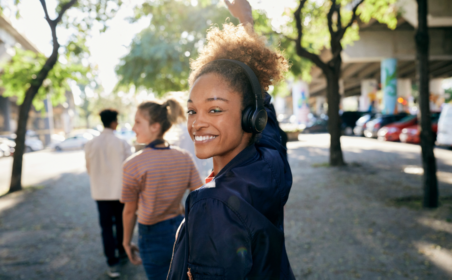https://uk.jbl.com/on/demandware.static/-/Sites-masterCatalog_Harman/default/dwffdf76bb/pdp/JBL_Lifestyle_Image_LIVE_400BT_Black_Thumbs_up.png